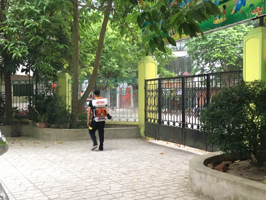 Kỹ thuật viên phun thuốc diệt muỗi tại Nam Định