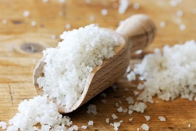 Trị mối bằng muối hột tại các khe nền